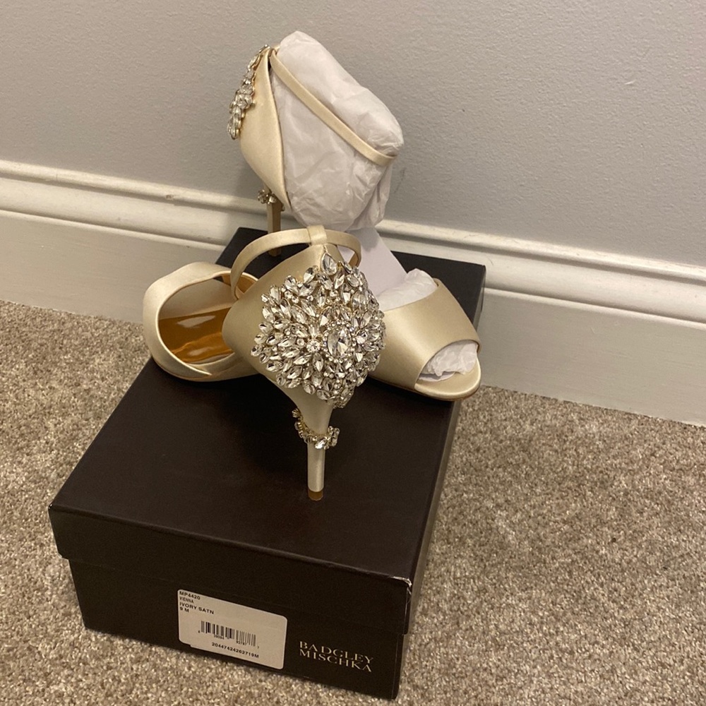 NIB stunning Badgley Mischka Vienna ivory satin shoes. Size 9.